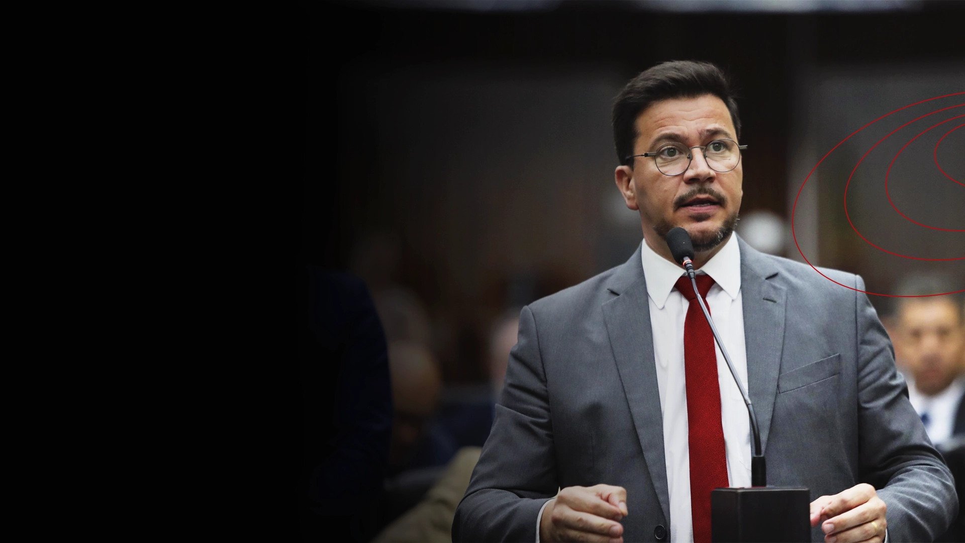 Arilson Chiorato discursando na tribuna da Assembleia Legislativa do Paraná